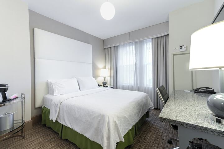 Room 32 of 65