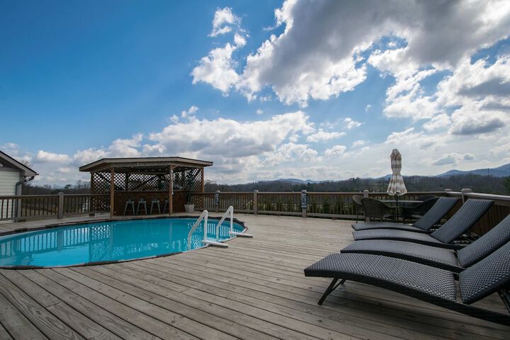 Poolside ADU w Sauna Free Tix Tiki Bar Retreat