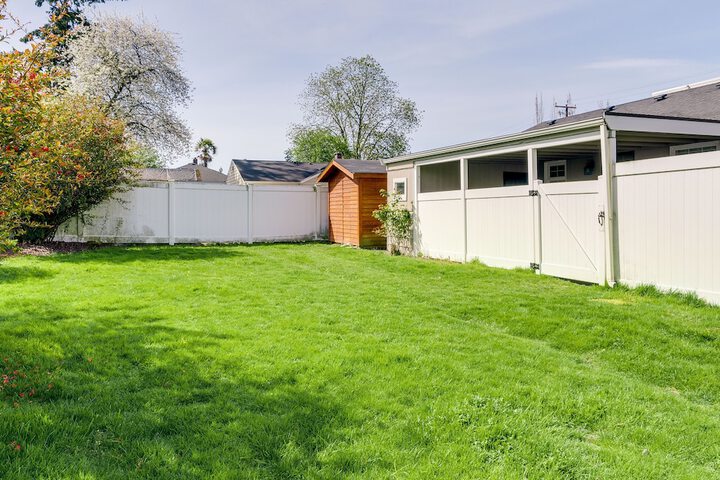 Downtown Kirkland Rental: Steps to Lake Washington