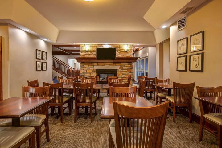 Country Inn & Suites by Radisson RED Wing, MN