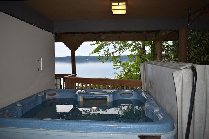 PNW MCM 155ft Private Waterfront Gem on Raft Island w / Hot Tub 3 Bedroom Home by RedAwning