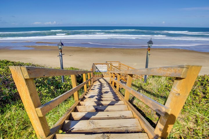 Lincoln City Vacation Rental w / Pool & Ocean Views