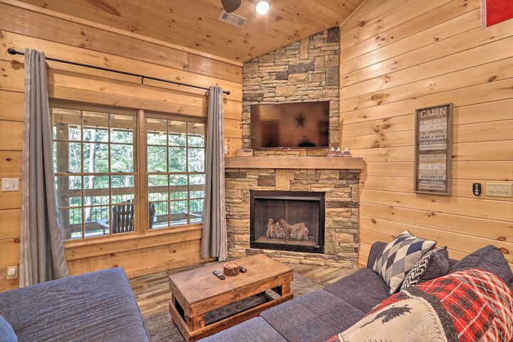 Coosawattee River Resort Cabin w / Private Hot Tub!