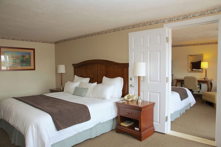 Holiday Hill Inn & Suites