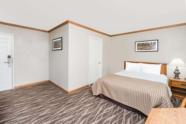 Room 6 of 16