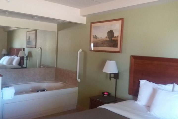 AmericInn by Wyndham Kewanee