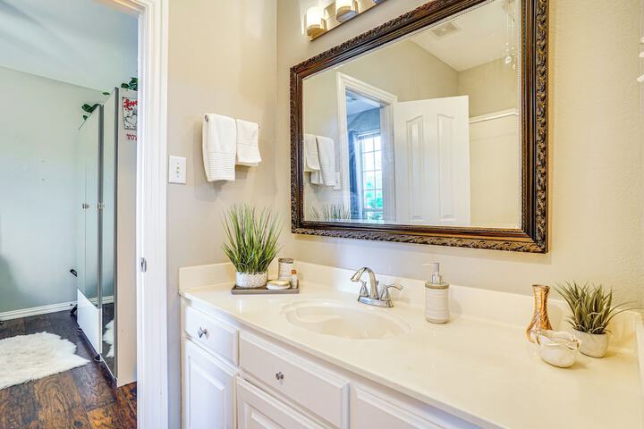 Explore & Unwind: Charming Bedford Apartment