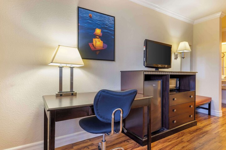 Room 25 of 40