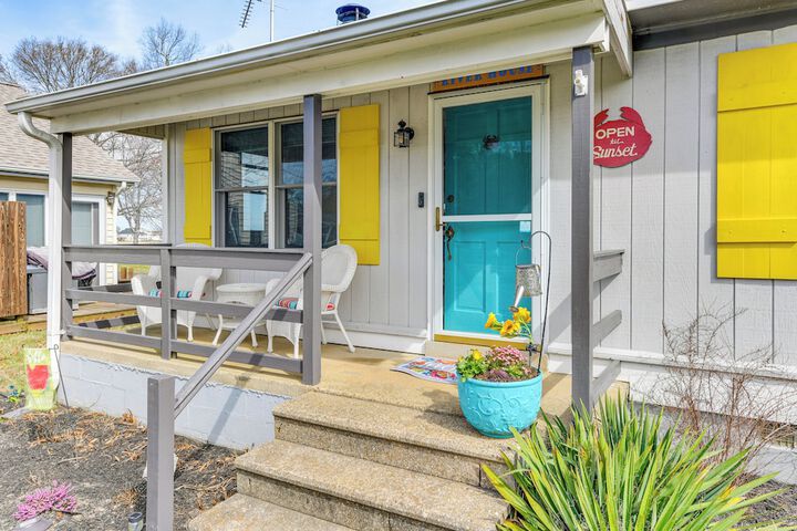 Riverfront Colonial Beach Home w / Private Beach!