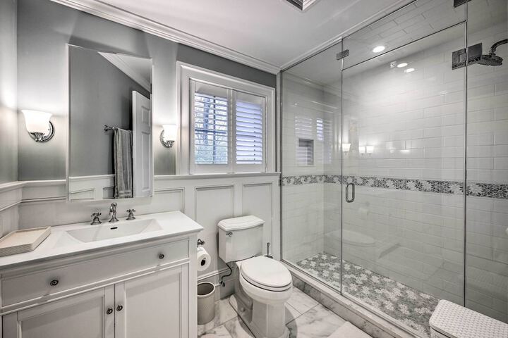 Shelter Island Retreat w / Outdoor Pool!