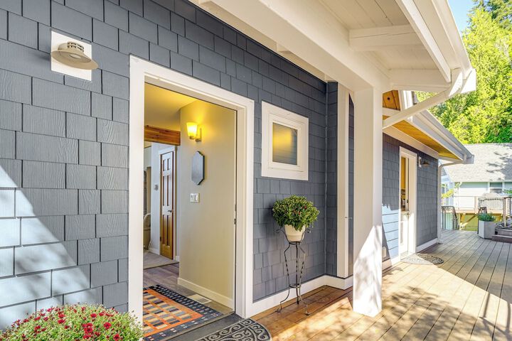 Bayfront Home w / Private Beach in Poulsbo!