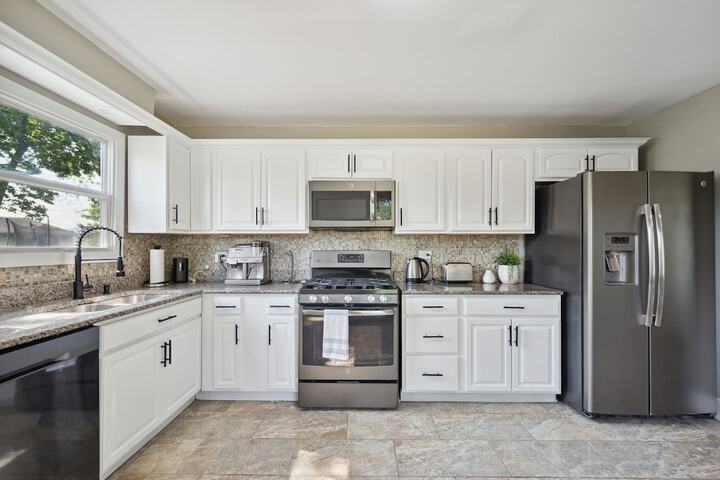 Charming Contemporary Family Home 3 Bedroom Home by RedAwning