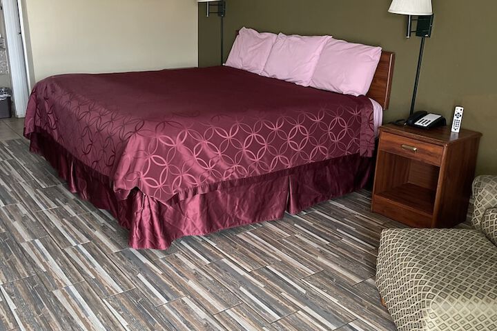 Room 27 of 40