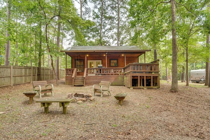 Hot Tub & Deck: Broken Bow azalea House'
