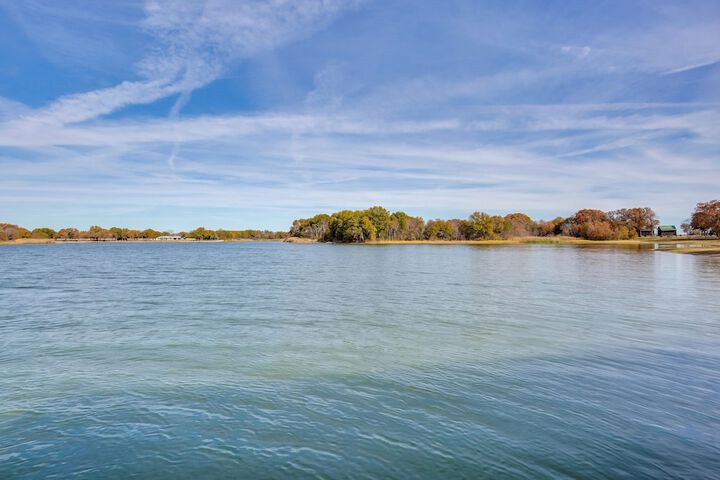 Community Pier: Cozy Kerens Cabin!