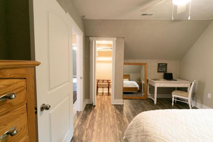 Spacious Rustic Downtown Market St. 1 Bedroom Apt Sleeps Up to 5, Steps to Honeywell & Eagles Theatre