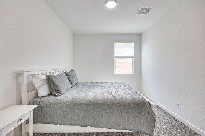 Maricopa Home w / Putting Green & Covered Patio!