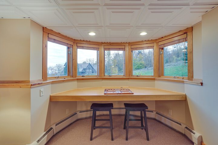 Ski-in / ski-out w/ Sauna in Jay Ski Peak Resort!