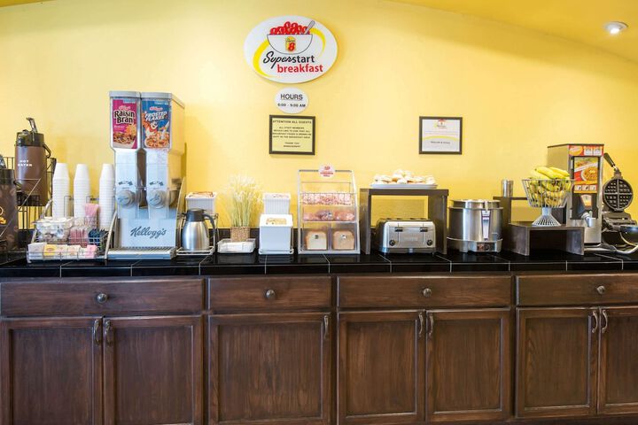 Super 8 by Wyndham Colby