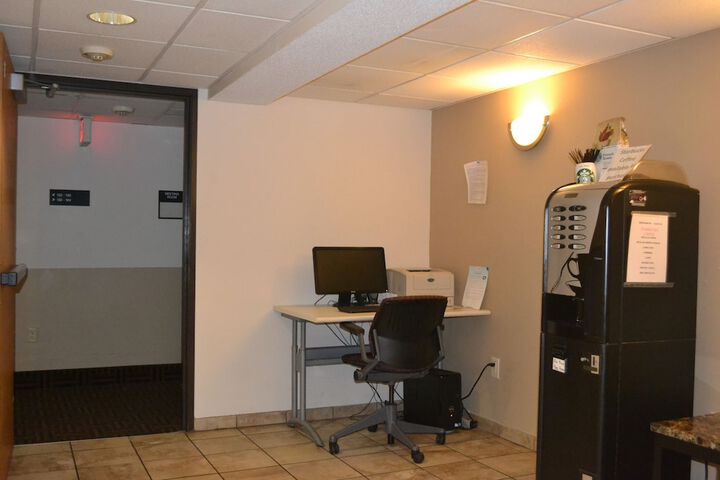 Super 8 by Wyndham Germantown / Milwaukee