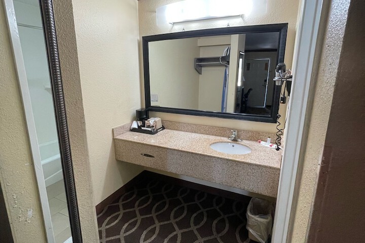 Room 8 of 10