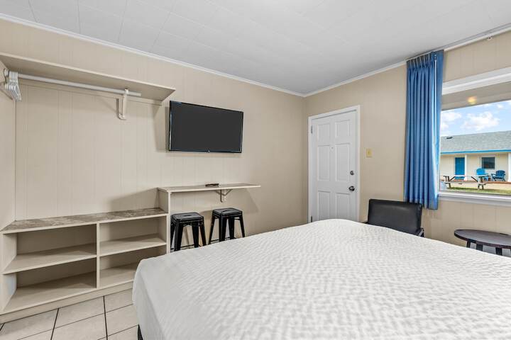 Dolphin Oceanfront Motel