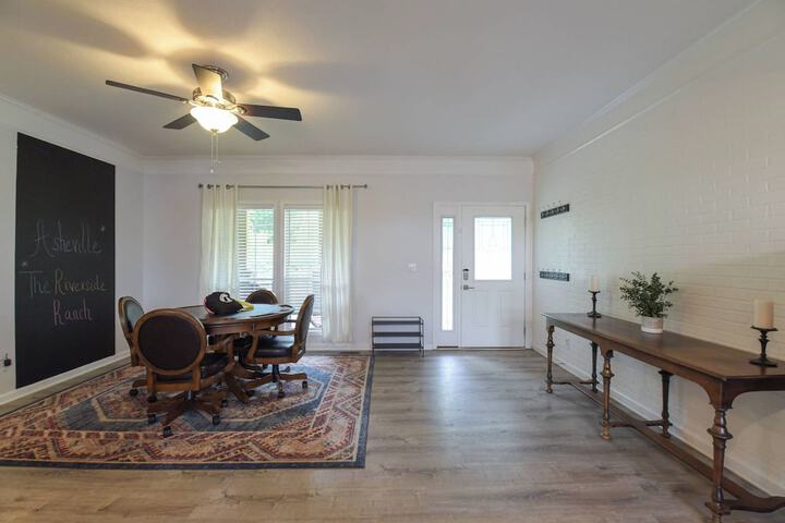 Riverside Ranch by Avantstay Mins to Downtown