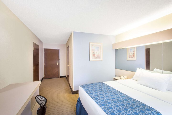 Room 10 of 16