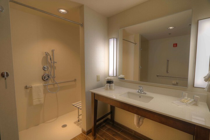 Room 32 of 85