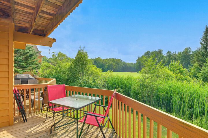 Condo on First Green w / Deck at Schuss Mountain!