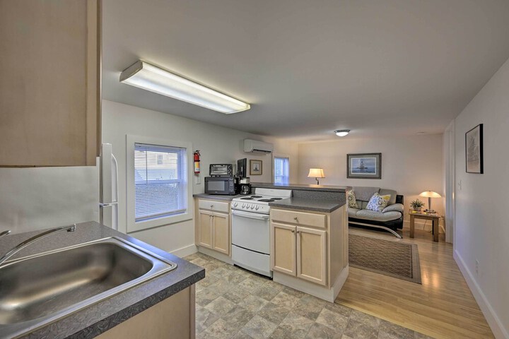 Quaint DT Greenport Apt - 2 Mi to Shelter Island!