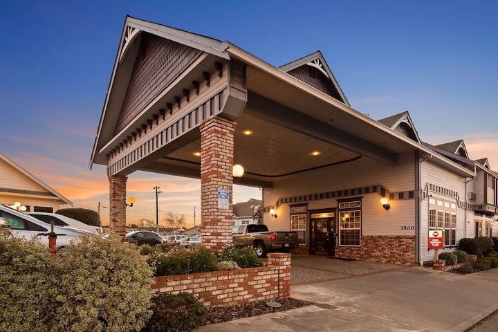 Best Western Plus Bayshore Inn