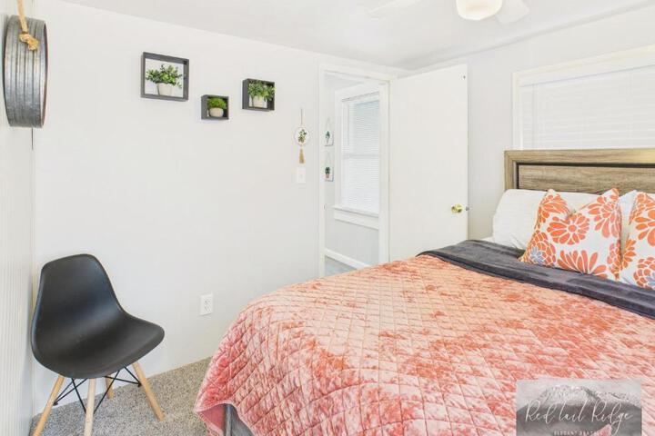 Main St. New with AC Monthly stays Charming Cottage KING BED