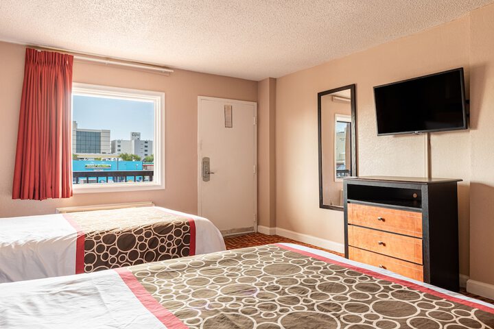 Room 11 of 28