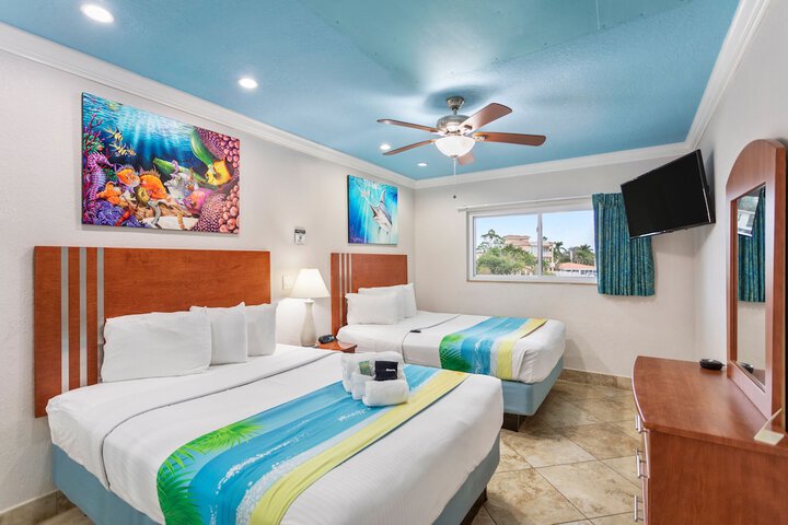 Bay Palms Waterfront Resort - Hotel and Marina