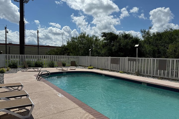 Country Inn & Suites by Radisson Harlingen, TX