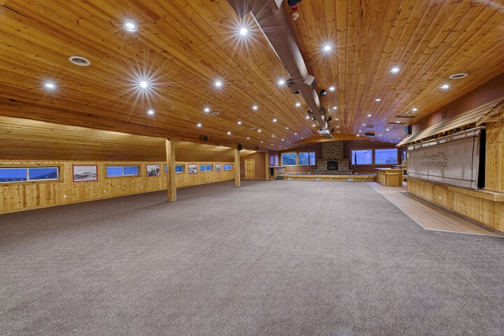 Ballroom/Hall 91 of 111