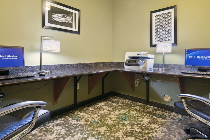 Business Center 67 of 68