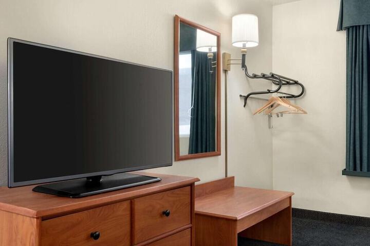Room 6 of 14