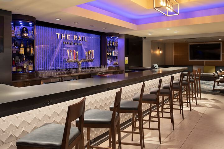 Lounge 107 of 112