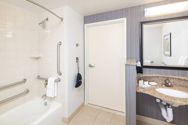 Courtyard by Marriott Phoenix North / Happy Valley