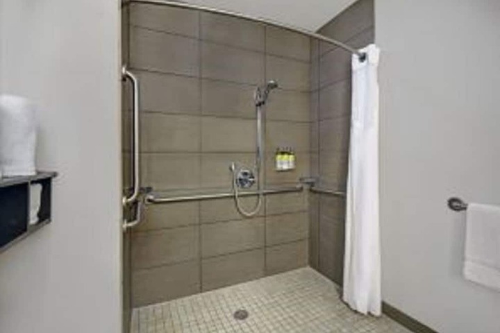 Holiday Inn Express & Suites Detroit Dearborn by IHG