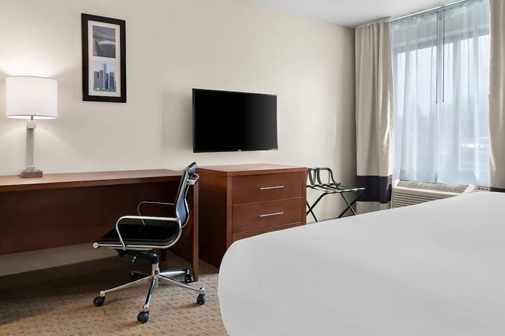 Comfort Inn & Suites Taylor - Detroit