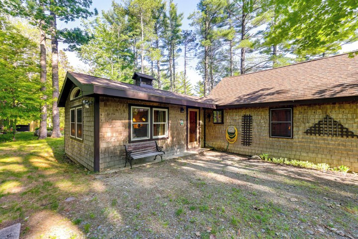Waterfront Maine Vacation Rental w / Private Dock