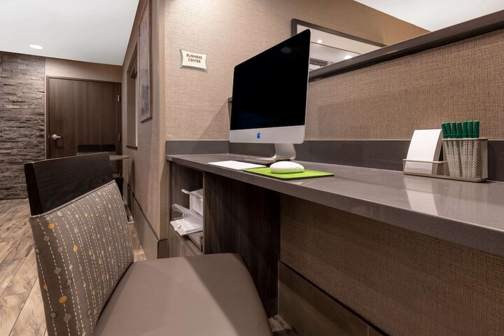 Business Center 25 of 25