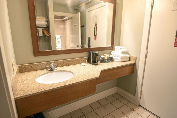 Room 28 of 108