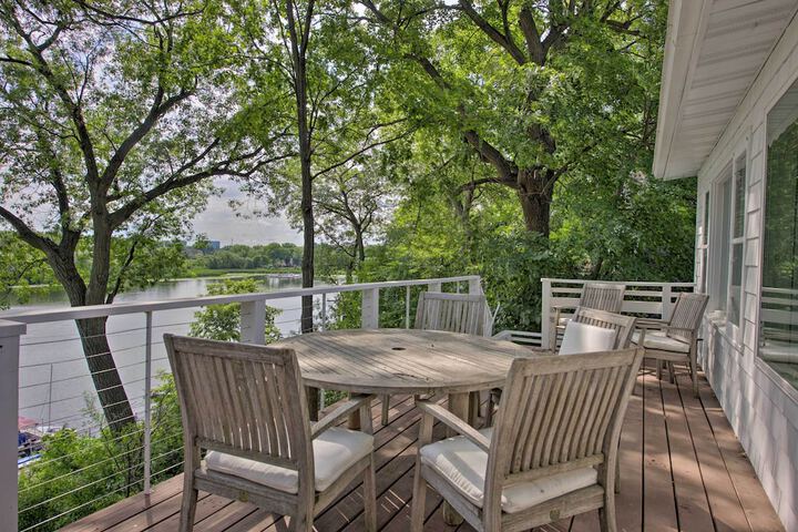 Cozy Plymouth Cottage w / Medicine Lake View!