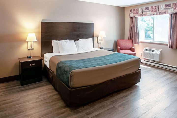 Econo Lodge Menomonie on the Bay