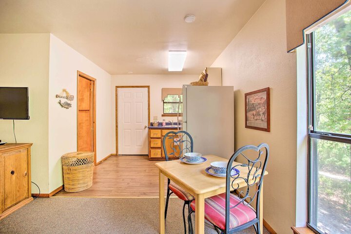 Bright Davis Escape w / Screened-in Porch!