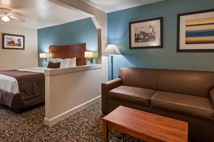 Room 10 of 16